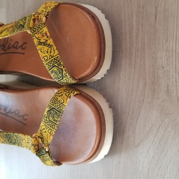 Zodiac Bria Wedge Sandal - Picture 8 of 13
